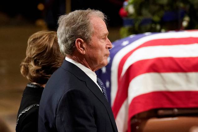George W. Bush, ex-presidente americano, e sua esposa Laura Bush, acompanham o funeral de George H.W. Bush na rotunda do Capitólio dos Estados Unidos, em Washington - 03/12/2018