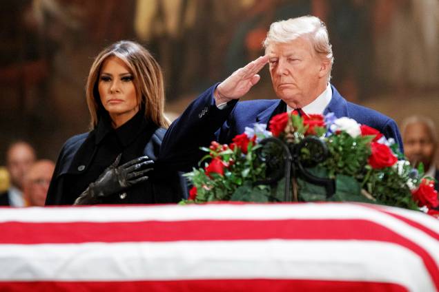O presidente americano Donald Trump e a primeira-dama Melania Trump comparecem ao funeral do ex-presidente George H.W. Bush, na rotunda do Capitólio americano, em Washington - 03/12/2018