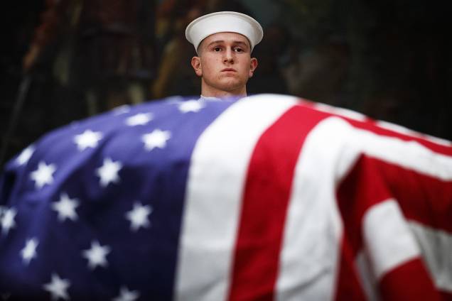 Membro da Marinha americana participa do funeral do ex-presidente George H.W.Bush, no Capitólio, em Washington - 04/12/2018