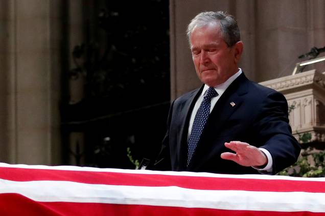 Ex-presidente George W. Bush chora sobre o caixão de seu pai, George H.W. Bush durante funeral na Catedral Nacional em Washington, Estados Unidos - 05/12/2018