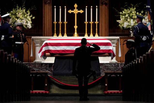 Pessoas prestam homenagem ao ex-presidente George H.W. Bush em seu funeral realizado na Catedral Nacional em Washington, Estados Unidos - 05/12/2018