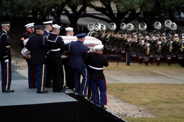 Caixão do ex-presidente americano George H.W. Bush é retirado de Trem fúnebre da Union Pacific e levado para a Universidade em College Station, Texas - 06/12/2018