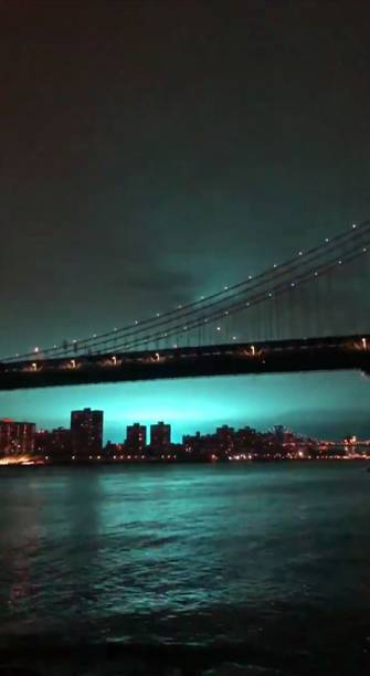 O clarão azul visto em Nova York na madrugada foi provocado por uma explosão em um instalação elétrica, mas nas redes sociais as suspeitas eram de uma invasão alienígena - 27/12/2018