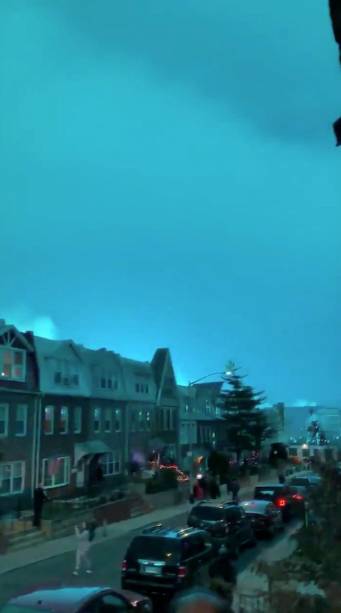 A explosão de um transformador coloriu com uma luz azul brilhante o horizonte de Nova York e causou furor nas redes sociais - 27/12/2018