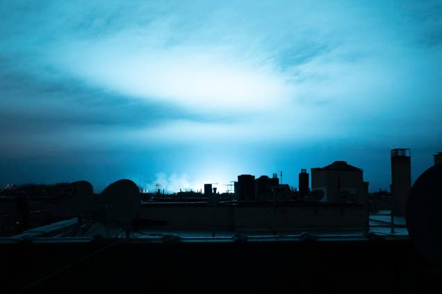 Luz azul ilumina o céu durante a noite após a explosão de um transformador no bairro do Queens em Nova York - 27/12/2018 Luz azul ilumina o céu durante a noite após a explosão de um transformador no bairro do Queens em Nova York - 27/12/2018