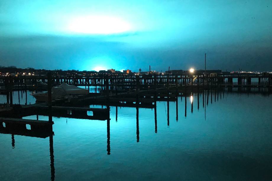 Luz azul ilumina o céu durante a noite após a explosão de um transformador no bairro do Queens em Nova York - 27/12/2018