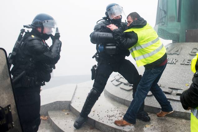 Policiais franceses entram em confronto com manifestante durente protesto contra impostos em Nantes, na França - 15/12/2018