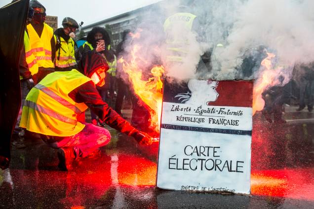 Manifestantes com coletes amarelos protestam contra o governo em Nantes, na França - 15/12/2018