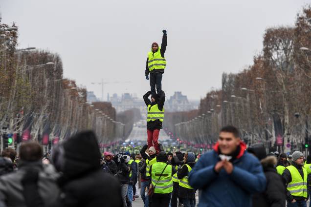 Manifestantes fazem pirâmide humana durante protesto contra o governo em Paris, capital da França - 15/12/2018
