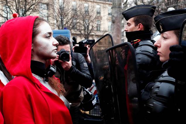 Mulher vestida como "Marianne", símbolo da França, é vista na frente de policiais franceses durante protesto contra o governo em Paris - 15/12/2018 oit Tessier TEMPLATE OUT