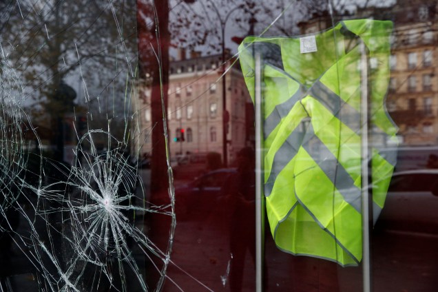 Um colete amarelo é visto dentro de uma loja vandalizada na manhã seguinte dos confrontos entre manifestantes vestindo coletes amarelos, um símbolo de um protesto de motoristas franceses contra os impostos mais altos sobre o diesel, e forças policiais em Paris, na França - 02/12/2018