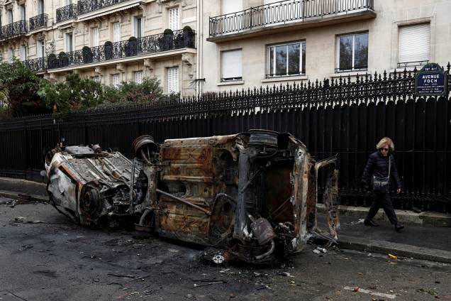 Carros queimados são vistos no dia seguinte das manifestações em Paris - 02/12/2018