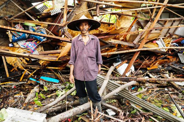 Homem é visto na frente de sua casa destruída após forte tsunami atingir a regência de Pandeglang, localizada na província de Banten, na Indonésia - 24/12/2018