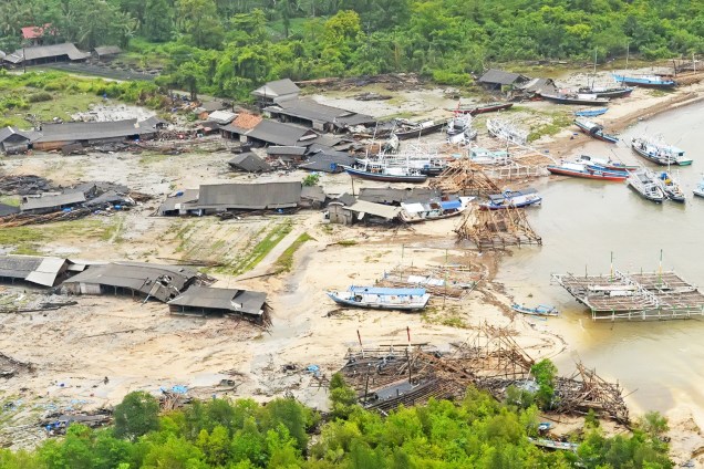Vista aérea mostra residências destruídas após forte tsunami atingir a regência de Pandeglang, localizada na província de Banten, na Indonésia - 24/12/2018