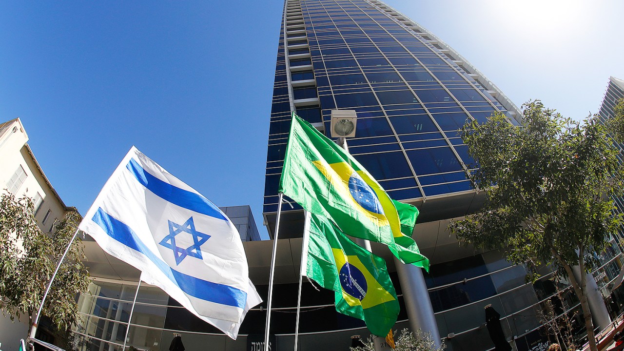 Bandeiras do Brasil e de Israel são vistas na frente da embaixada brasileira em Tel Aviv