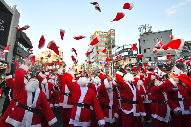 Voluntários sul-coreanos se vestem com trajes de Papai Noel durante cerimônia de entrega de presentes de Natal em Seul, Coreia do Sul - 24/12/2018