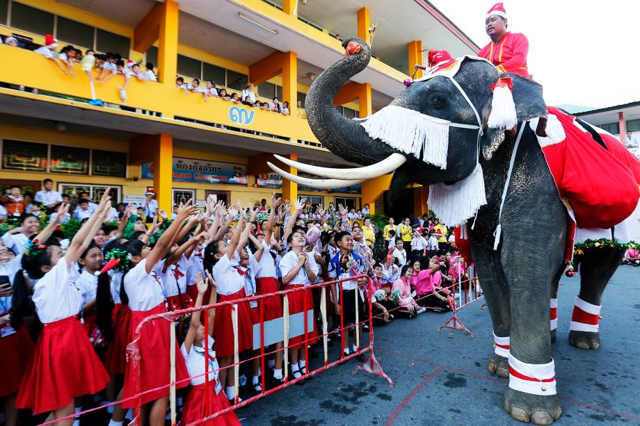 Elefante vestido com adereços natalinos realiza apresentação para estudantes na Jirasat Wittaya School, escola localizada na província de Ayutthaya, na Tailândia - 24/12/2018