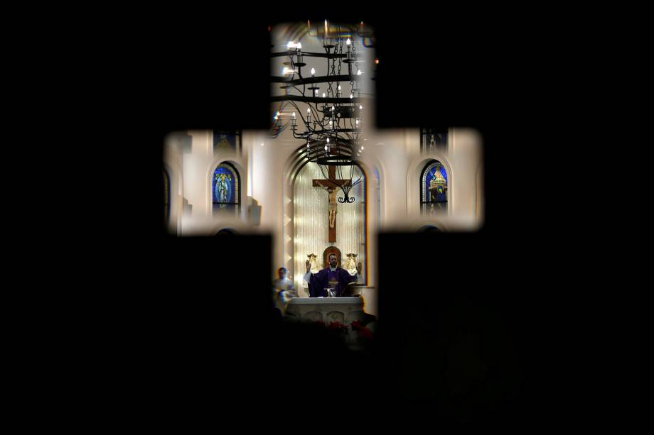 Fieis participam de missa realizada na Igreja Católica Latina, localizada na cidade de Fuheis, na Jordãnia - 23/12/2018