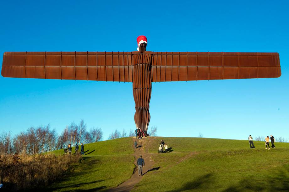 Gorro natalimo é vista em escultura de aço, intitulada  'Anjo do Norte', nos arredores de Gateshead, na Inglaterra - 24/12/2018