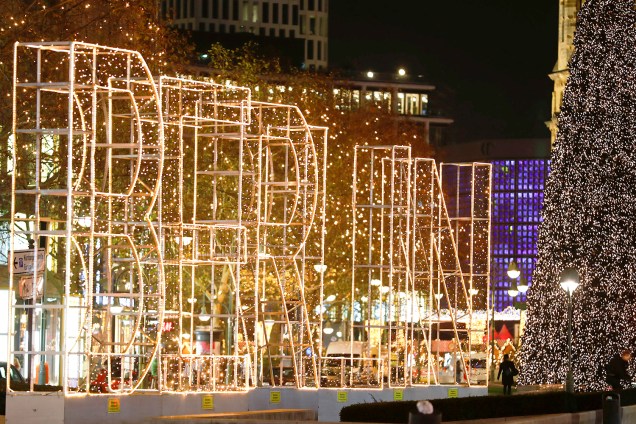 Iluminação natalina é vista nos arredores de shopping localizado na avenida Kurfuerstendamm, em Berlim, capital da Alemanha - 26/11/2018