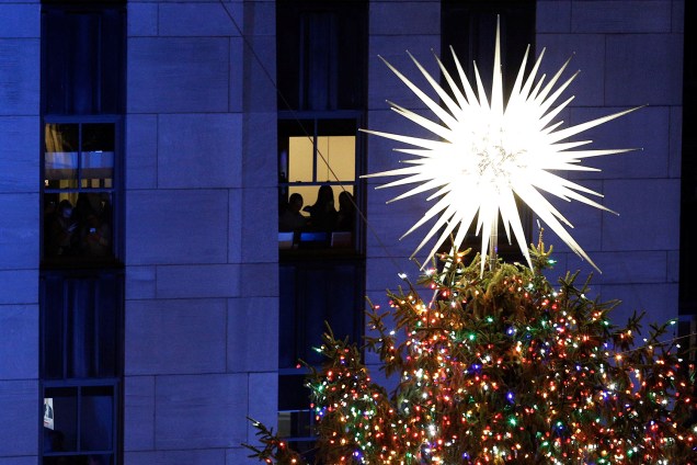 Estrela localizada no topo de árvore de Natal ilumina os arredores do Rockefeller Center, em Manhattan - 28/11/2018