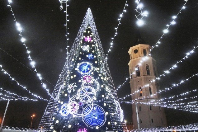 Árvore de Natal ilumina a região de Vilnius, capital da Lituânia, durante inauguração das decorações natalinas - 01/12/2018
