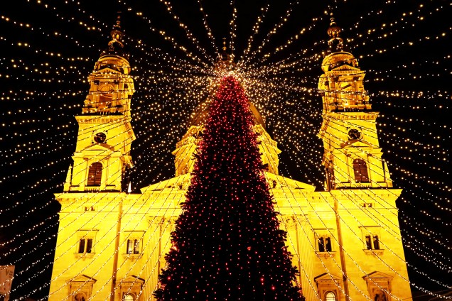 Árvore de Natal é vista na frente da Basílica de Santo Estêvão, em Budapeste, capital da Hungria - 04/12/2018