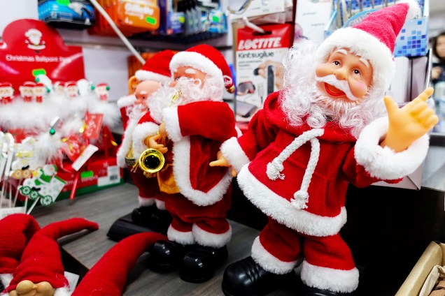 Bonecos de Papai Noel são vistos em loja de Roma, capital da Itália - 04/12/2018