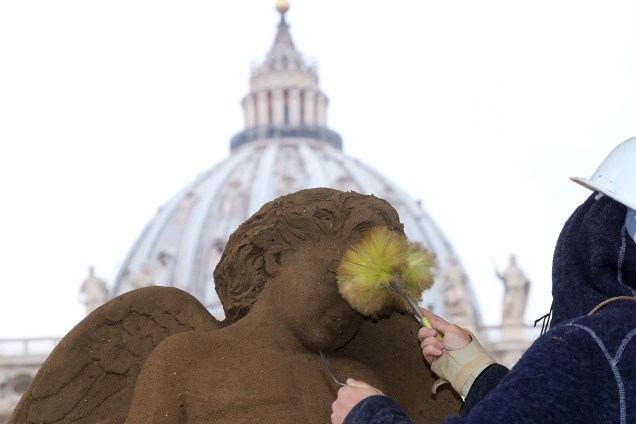 Artista faz escultura de areia representando o Presépio - construção representativa do nascimento de Jesus - próximo da Praça de São Pedro, no Vaticano - 06/12/2018