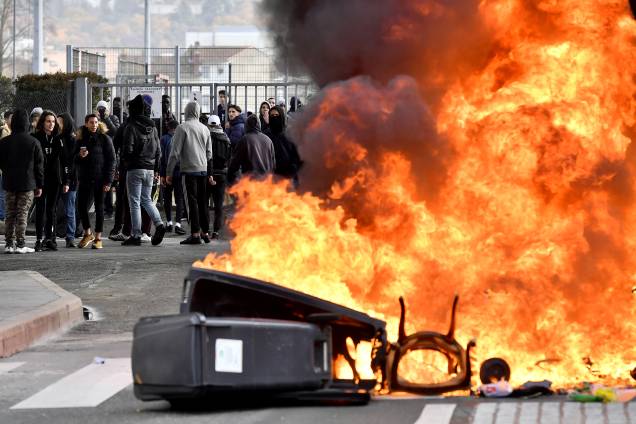 Estudantes secundaristas colocam fogo em uma barricada em frente à escola de François Mauriac durante uma manifestação contra as reformas do governo na Educação em Bordeaux, sudoeste da França - 04/12/2018