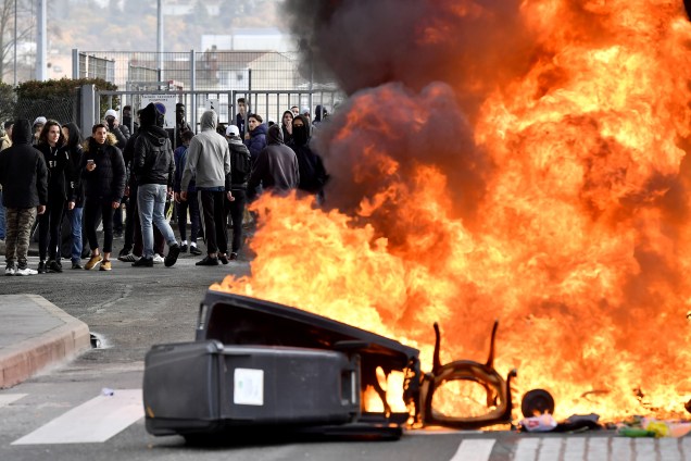 Estudantes secundaristas colocam fogo em uma barricada em frente à escola de François Mauriac durante uma manifestação contra as reformas do governo na Educação em Bordeaux, sudoeste da França - 04/12/2018