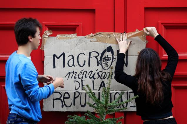 Alunos do ensino médio bloqueiam a entrada da escola secundária Lycee Henri IV para protestar contra o plano de reforma da educação do governo francês, em Paris - 06/12/2018