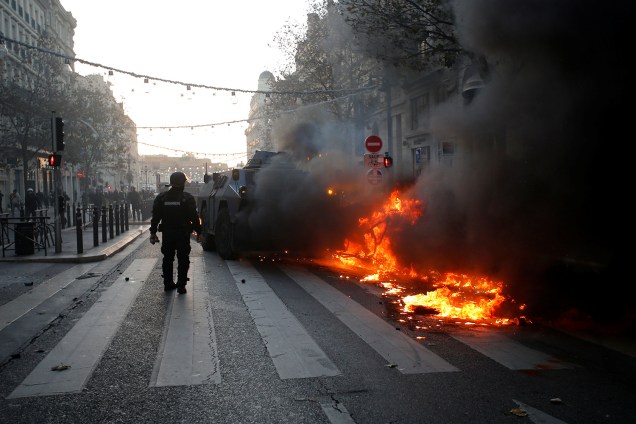 Guarda francês observa carro incendiado durante protesto em Marseille, França - 08/12/2018