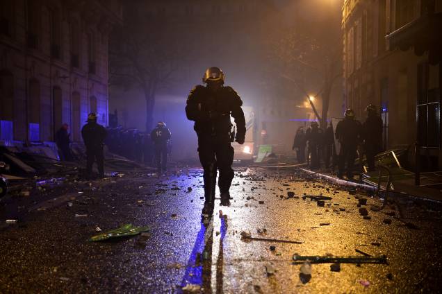 Policial corre durante protesto contra o aumento dos preços do diesel e do custo de vida em Paris - 01/12/2018