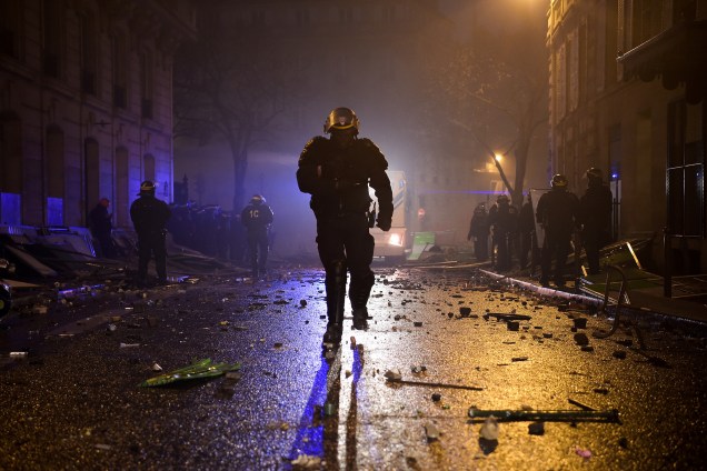 Policial corre durante protesto contra o aumento dos preços do diesel e do custo de vida em Paris - 01/12/2018