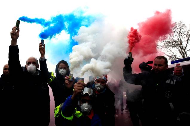 Motoristas de ambulâncias acendem sinalizadores nas cores da bandeira da França durante manifestação na Place de la Concorde em Paris - 03/12/2018