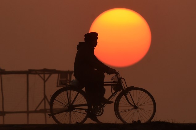 Ciclista pedal durante o último pôr do sol de 2018, em Lahore, no Paquistão - 31/12/2018
