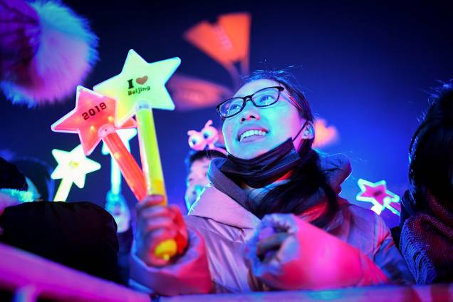 Mulher participa das celebrações do Ano Novo em frente ao Estádio Nacional de Pequim, na China - 31/12/2018 Mulher participa das celebrações do Ano Novo em frente ao Estádio Nacional de Pequim, na China - 31/12/2018