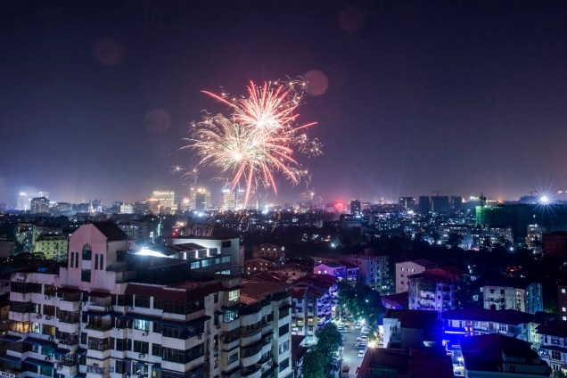Fogos de artifício explodem sobre a cidade durante as celebrações do Ano Novo em Yangon, Mianmar - 01/01/2019