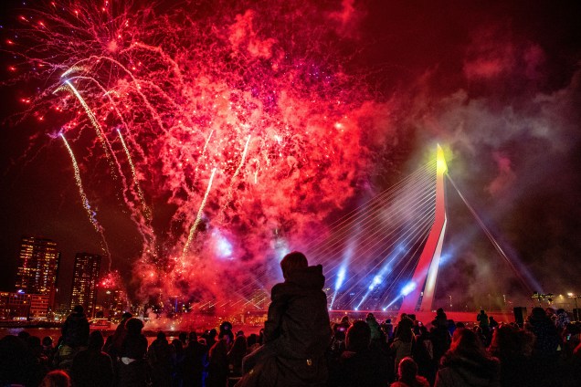Pessoas assistem ao show de fogos de artifício perto da ponte Erasmus, em Roterdã, na Holanda - 31/12/2018