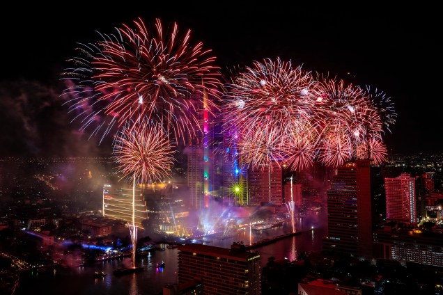 Fogos de artifício explodem sobre o rio Chao Phraya durante as celebrações do Ano Novo em Bangcoc, na Tailândia - 01/01/2018