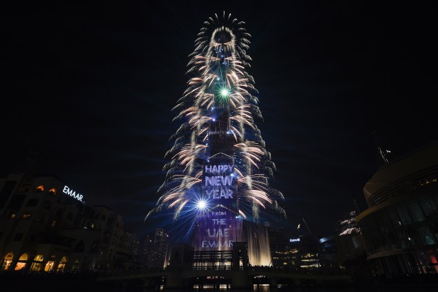 Fogos de artifício explodem no Burj Khalifa, considerado o prédio mais alto do mundo, durante as celebrações de Ano Novo em Dubai, nos Emirados Árabes - 01/01/2019