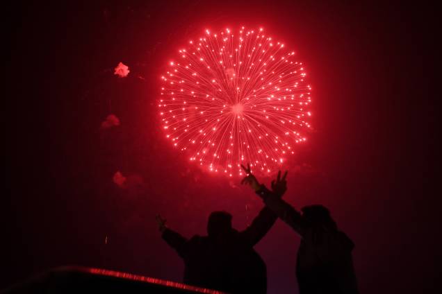 Paquistaneses assistem ao show de fogos de artifício durante as celebrações do Ano Novo em Karachi - 01/01/2019 Paquistaneses assistem ao show de fogos de artifício durante as celebrações do Ano Novo em Karachi - 01/01/2019