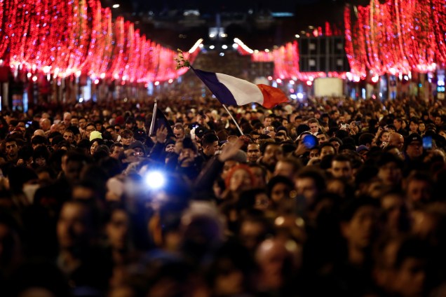 Pessoas se reúnem na Champs Elysees durante as celebrações de Ano Novo perto do Arco do Triunfo em Paris - 31/12/2018
