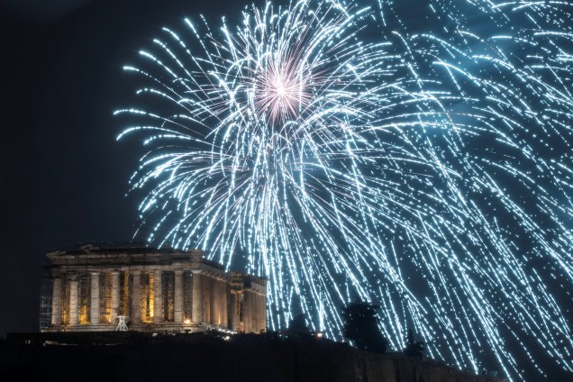 Fogos de artifício explodem sobre o antigo templo do Partenon, no topo da colina da Acrópole, durante as celebrações do Dia de Ano Novo em Atenas, Grécia - 01/01/2019