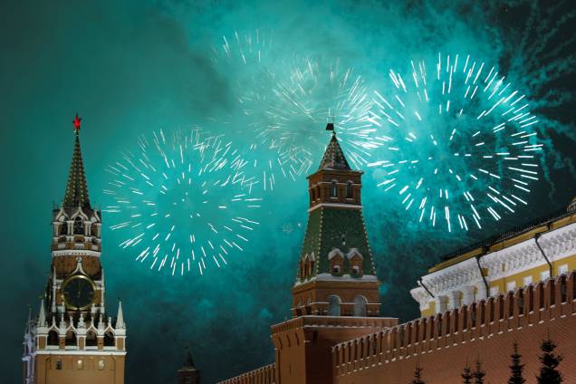 Fogos de artifício explodem no céu durante as celebrações de Ano Novo na Praça Vermelha de Moscou, Rússia - 01/01/2019 Fogos de artifício explodem no céu durante as celebrações de Ano Novo na Praça Vermelha de Moscou, Rússia - 01/01/2019
