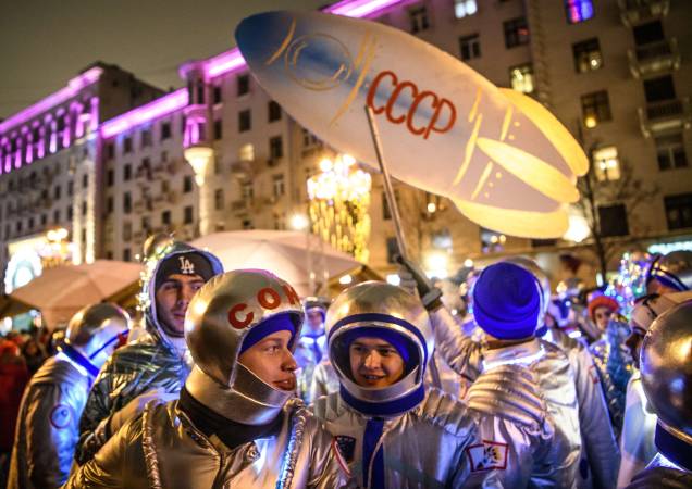 Jovens vestidos de cosmonautas soviéticos celebram o Ano Novo em Moscou - 01/01/2019 Jovens vestidos de cosmonautas soviéticos celebram o Ano Novo em Moscou - 01/01/2019