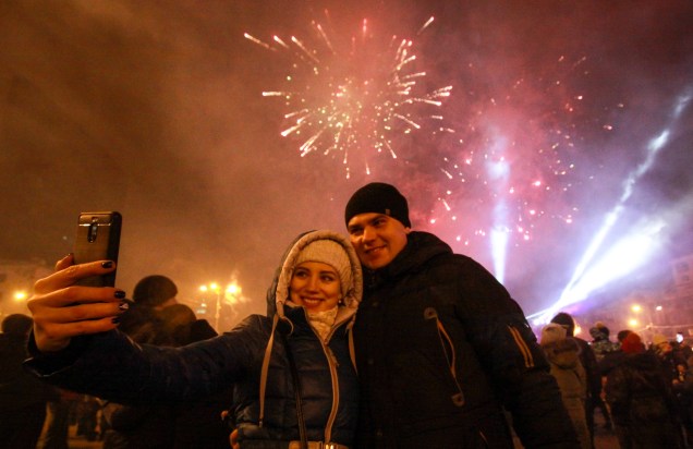 Casal tira uma selfie durante as celebrações de ano novo no centro de Donetsk, na Ucrânia - 31/12/2018