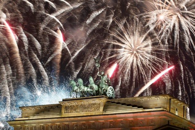 Fogos de artifício explodem sobre o portão de Brandemburgo durante as celebrações do Ano Novo em Berlim, Alemanha - 01/01/2019