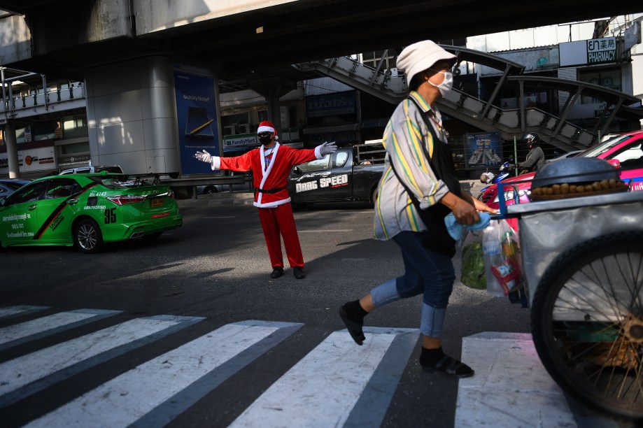 Homem vestido como Papai Noel governa o trânsito na cidade de Bangkok, na Tailândia - 25/12/2018